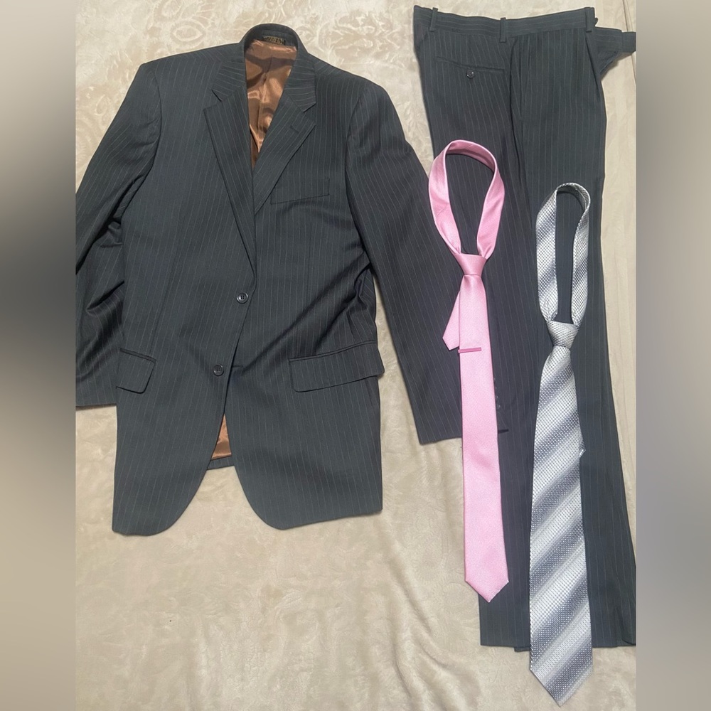 Men’s Caravelli Pinstripe Jacket and Pants with Pink and Silver Ties